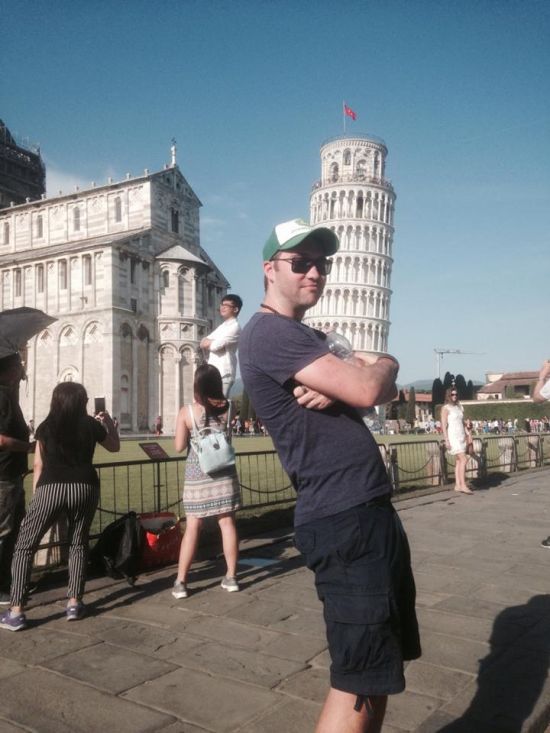 Guy Uses Tourists As Props At The Leaning Tower of Pisa (6 pics)
