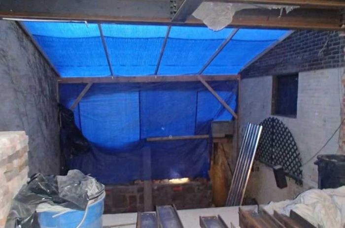 Man Hides New York Living Space Under A Patio (3 pics)
