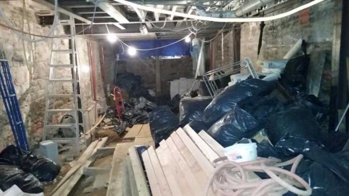 Man Hides New York Living Space Under A Patio (3 pics)