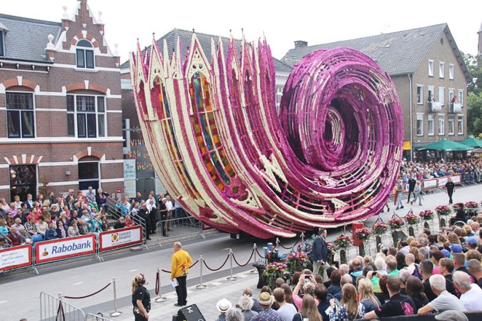 Giant Flower Sculptures Stun Crowds During Flower Parade In The Netherlands (15 pics)