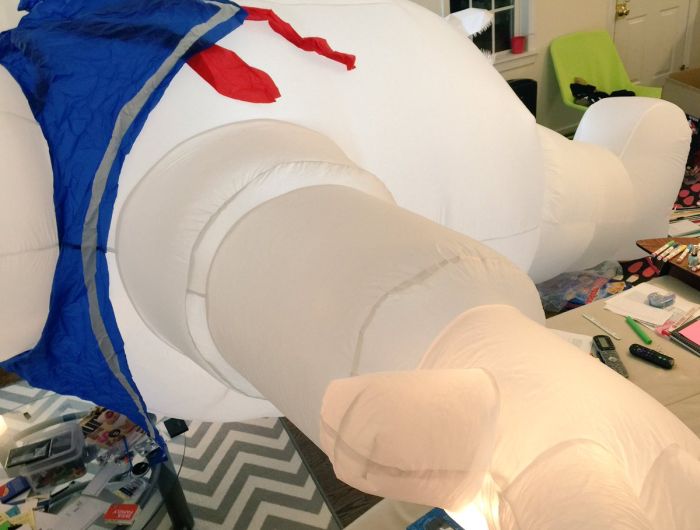 Woman Inflates Giant Stay Puft Marshmallow Man In The Wrong Room (4 pics)