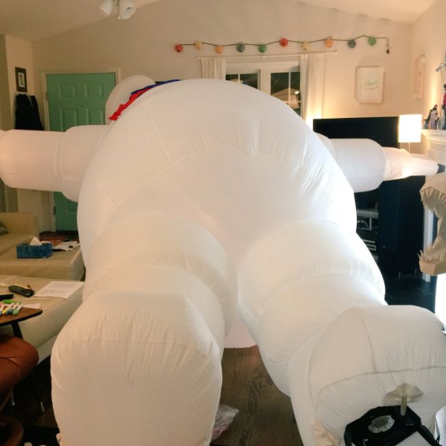 Woman Inflates Giant Stay Puft Marshmallow Man In The Wrong Room (4 pics)