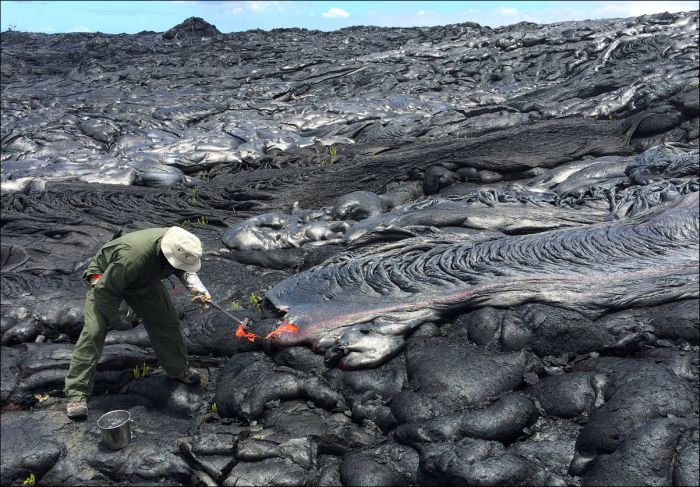Lava From Kilauea Volcano In Hawaii Finally Reaches The Ocean (19 pics)