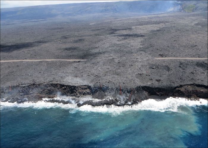 Lava From Kilauea Volcano In Hawaii Finally Reaches The Ocean (19 pics)
