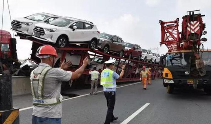Car Carrier In China Almost Falls Off The Edge Of A Bridge (4 pics)