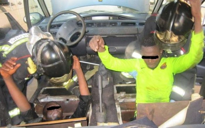 Spanish Police Find Migrants Hiding In False Bottom Of A Minivan (2 pics)