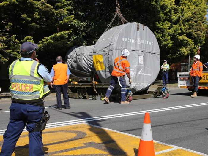 Unsecured Jet Engine Falls From A Truck In Arncliffe (5 pics)