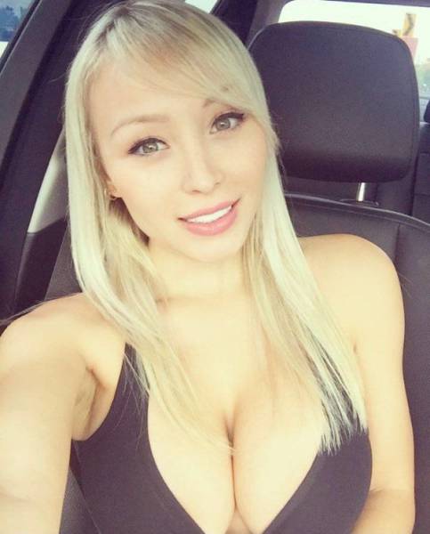 Busty Chests And Beautiful Babes Go So Well Together (61 pics)