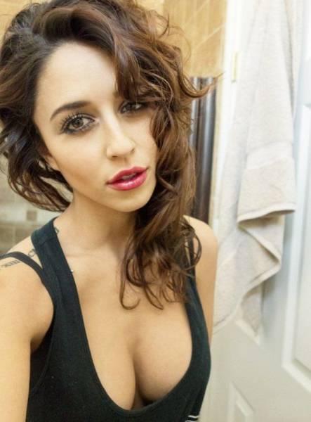 Busty Chests And Beautiful Babes Go So Well Together (61 pics)