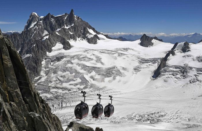 Over 30 Tourists Trapped Overnight In Cable Cars In The Alps (6 pics)