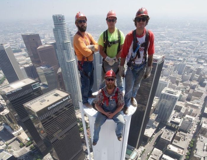 Workers Pose For A Dangerous Photo Atop The Wilshire Grand Center (2 pics)
