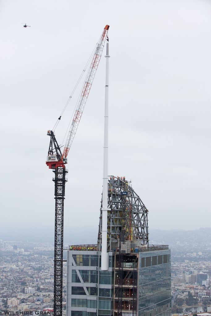 Workers Pose For A Dangerous Photo Atop The Wilshire Grand Center (2 pics)