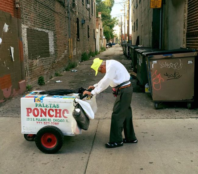 Internet Raises $250,000 For 89-Year-Old Popsicle Seller (2 pics)