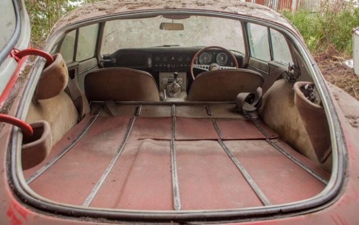 Jaguar E-Type 1964 Discovered In A Dilapidated Garage (9 pics)