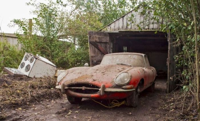 Jaguar E-Type 1964 Discovered In A Dilapidated Garage (9 pics)