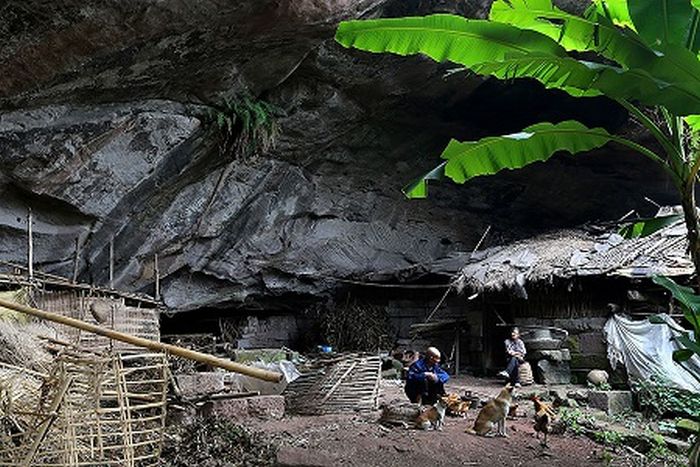 This Couple Have Lived In A Cave In China For 54 years (8 pics)