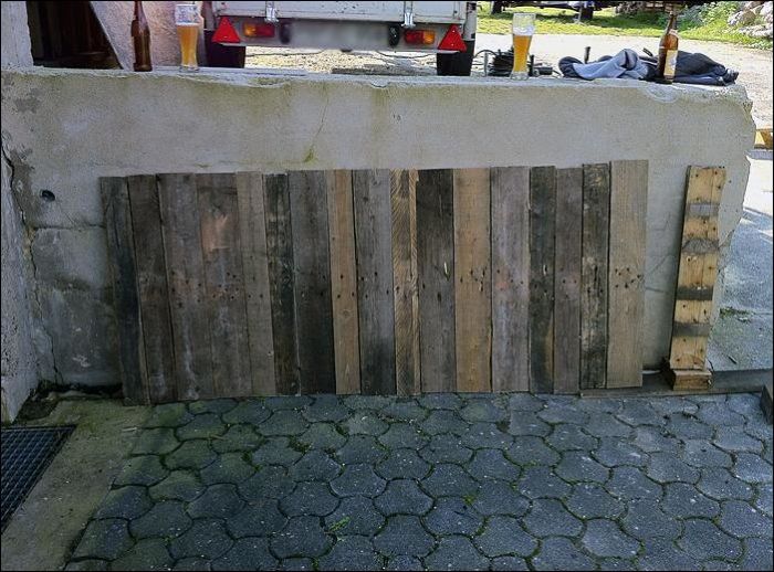 How To Build A Beautiful DIY Desk Using Wooden Pallets (10 pics)