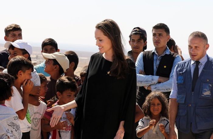 Angelina Jolie Urges World Leaders To Rescue Stranded Syrian Refugees (6 pics)