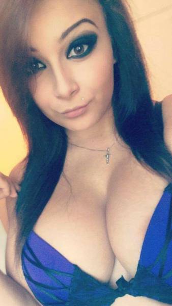 Everybody Loves A Gorgeous Girl With Chest Appeal (56 pics)