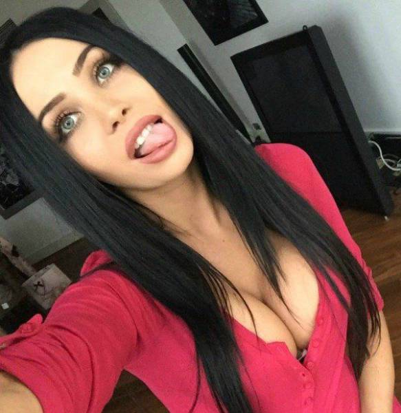 Everybody Loves A Gorgeous Girl With Chest Appeal (56 pics)