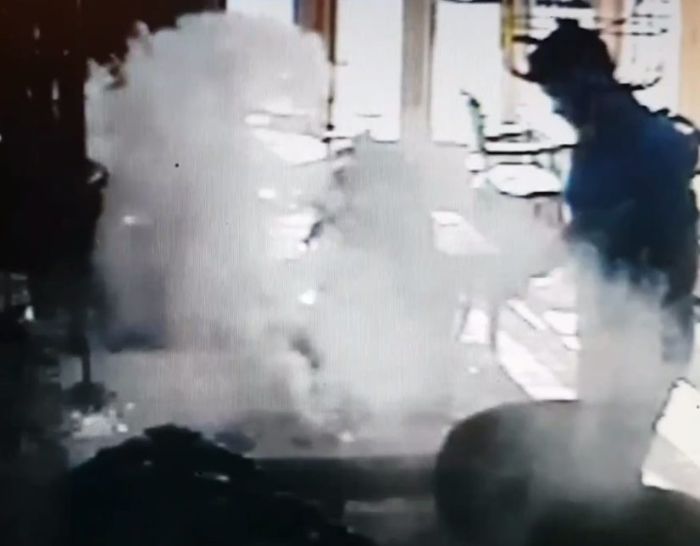 Samsung Galaxy S7 Explodes In The Hands Of A Teacher (5 pics)