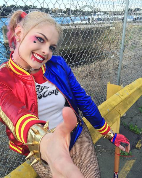 This Harley Quinn Cosplayer Bares A Striking Resemblance To Margot Robbie (7 pics)