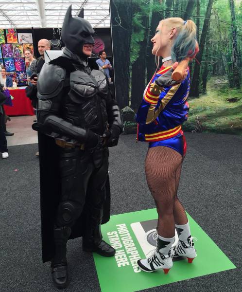 This Harley Quinn Cosplayer Bares A Striking Resemblance To Margot Robbie (7 pics)