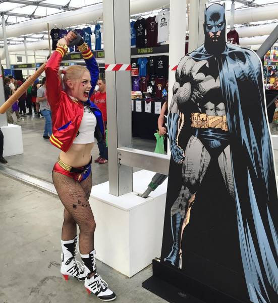 This Harley Quinn Cosplayer Bares A Striking Resemblance To Margot Robbie (7 pics)