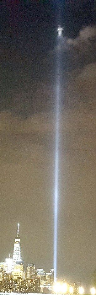 Photographer Captures Something Incredible In The Beams Of The 9/11 Tribute Lights (3 pics)
