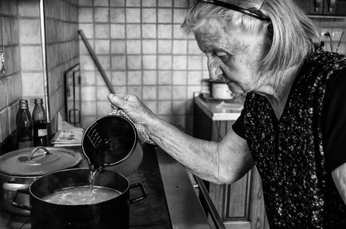 A Day In The Life Of An 83-Year-Old Grandma On The Farm (39 pics)