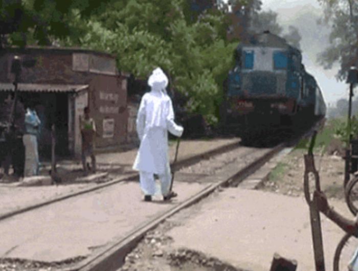 People Who Are Lucky To Be Alive After Staring Death In The Face (20 gifs)