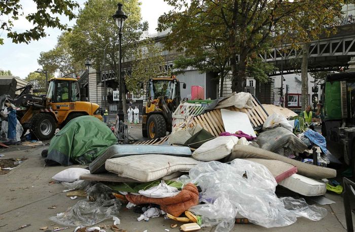 Police Dismantle Migrant Camp In Paris (16 pics)