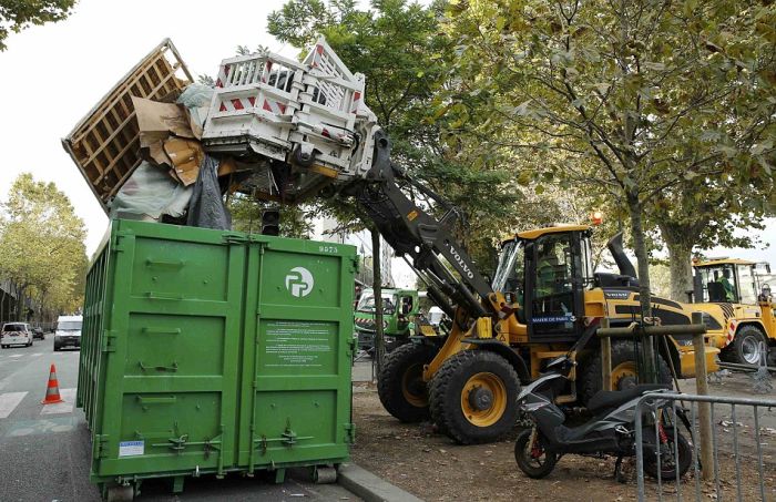 Police Dismantle Migrant Camp In Paris (16 pics)