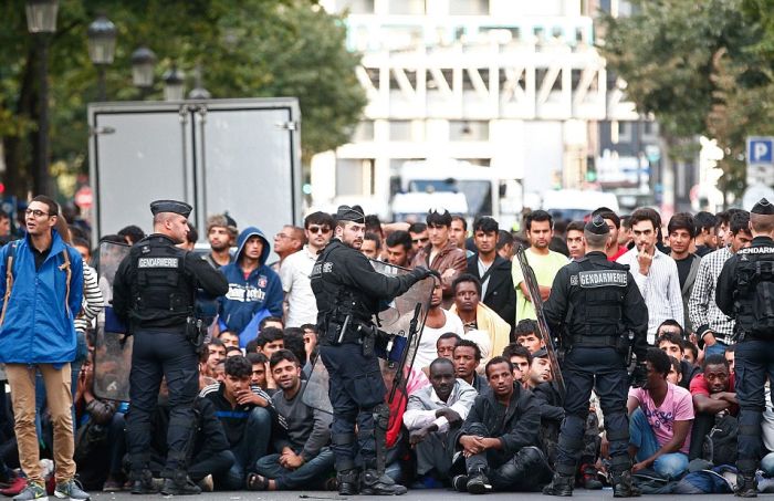 Police Dismantle Migrant Camp In Paris (16 pics)