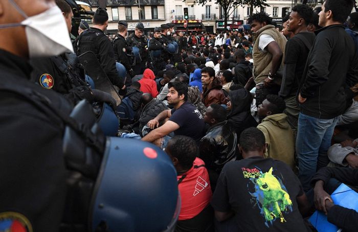 Police Dismantle Migrant Camp In Paris (16 pics)