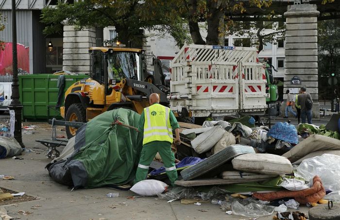 Police Dismantle Migrant Camp In Paris (16 pics)
