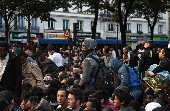 Police Dismantle Migrant Camp In Paris (16 pics)