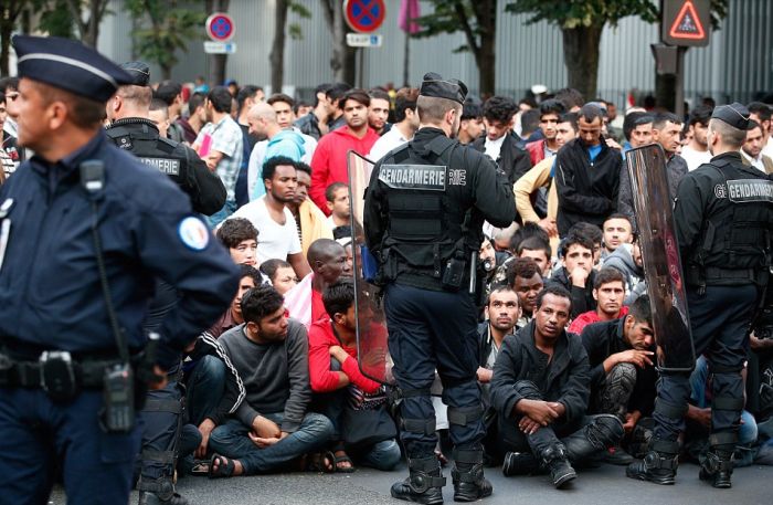 Police Dismantle Migrant Camp In Paris (16 pics)