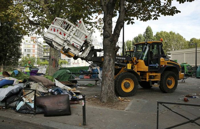 Police Dismantle Migrant Camp In Paris (16 pics)