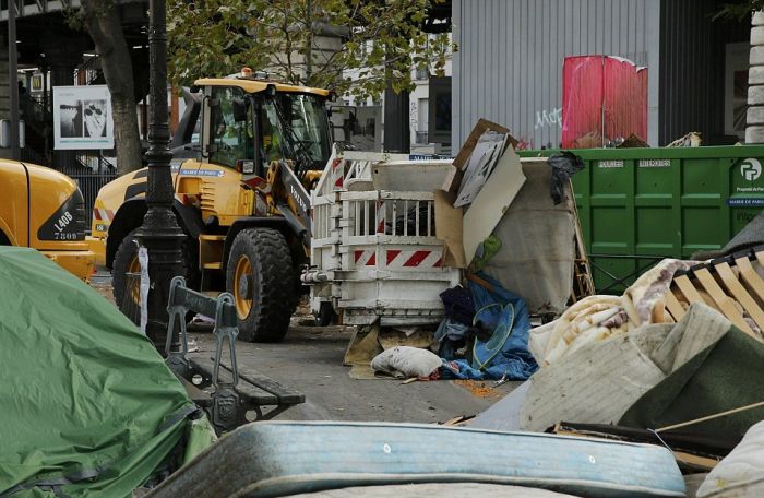 Police Dismantle Migrant Camp In Paris (16 pics)