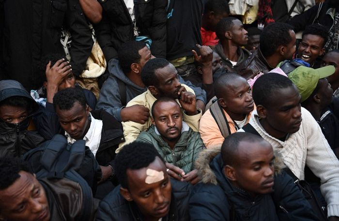 Police Dismantle Migrant Camp In Paris (16 pics)