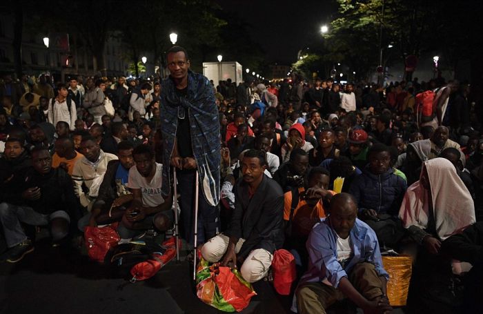 Police Dismantle Migrant Camp In Paris (16 pics)