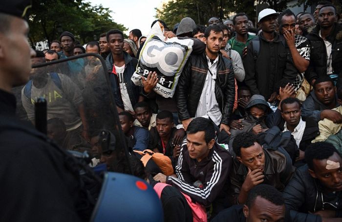 Police Dismantle Migrant Camp In Paris (16 pics)