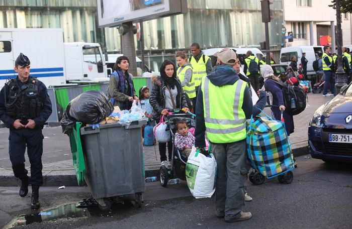 Police Dismantle Migrant Camp In Paris (16 pics)