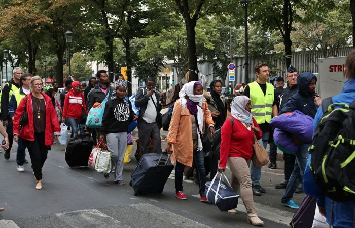 Police Dismantle Migrant Camp In Paris (16 pics)