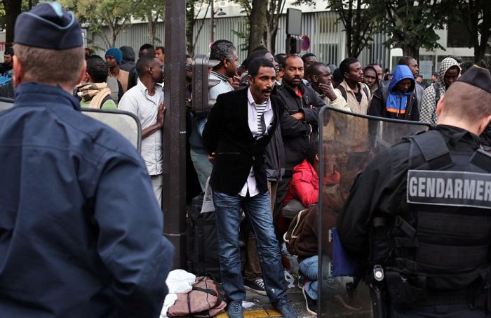 Police Dismantle Migrant Camp In Paris (16 pics)