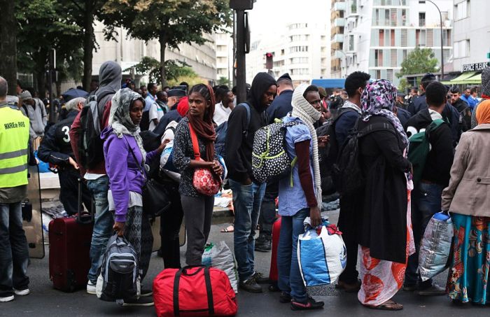 Police Dismantle Migrant Camp In Paris (16 pics)