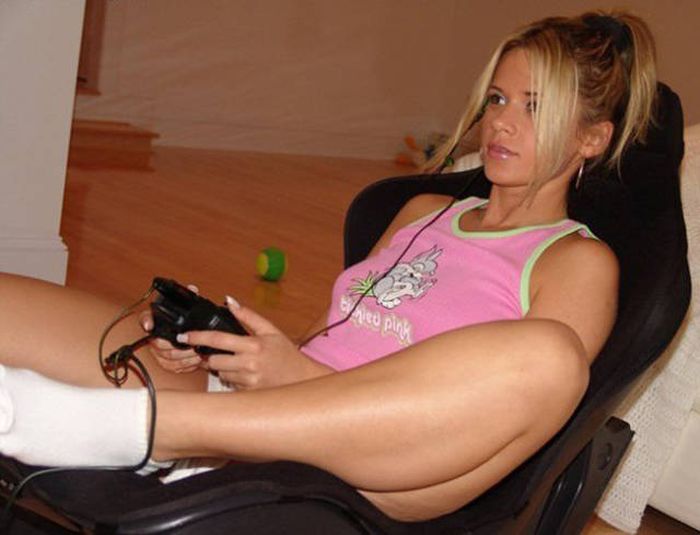 Sexy Video Game Girls That Like To Play (50 pics)
