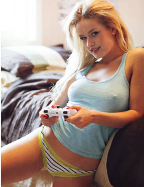 Sexy Video Game Girls That Like To Play (50 pics)
