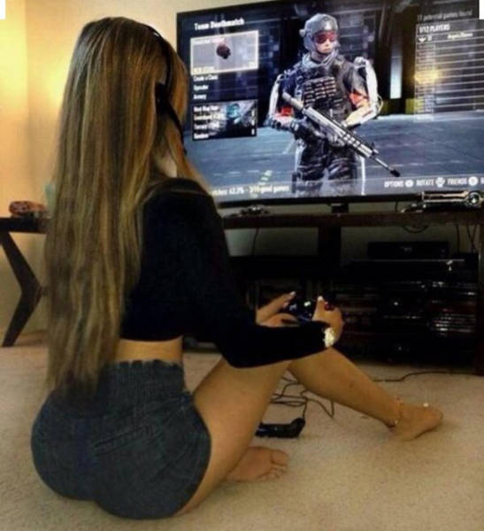 Sexy Video Game Girls That Like To Play (50 pics)